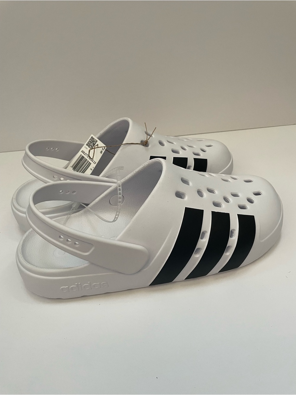 Adidas Men’s size 9 White Slip-On Clog slipper slide shoe 2.0 with Black Stripes